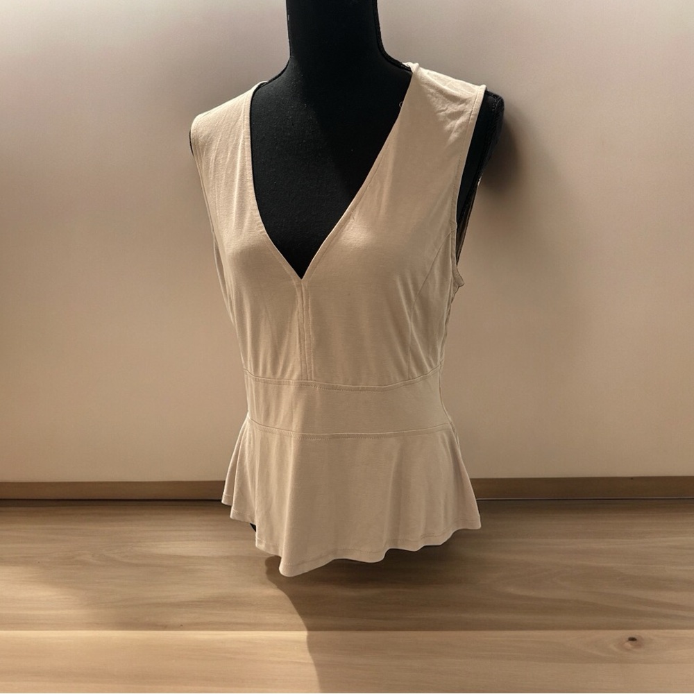 BCBGMaxazria AMMA Peplum Taupe
Sleeveless V-Neck Stretch Blouse‎ Size m